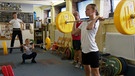 Beim TSV Röthenbach lernen Nachwuchs-Talente die richtige Technik des Gewichthebens. | Bild: BR
