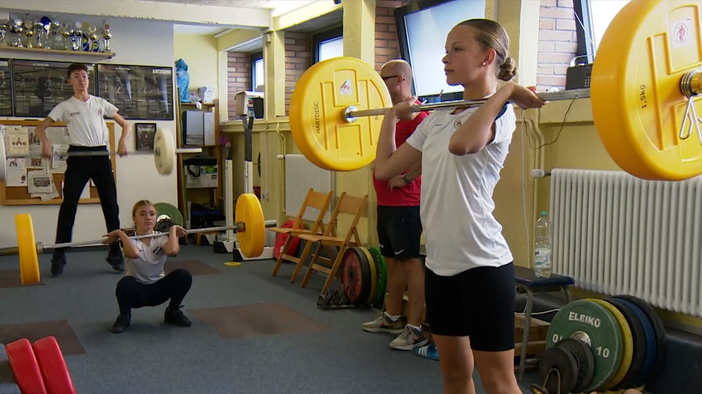 Beim TSV Röthenbach lernen Nachwuchs-Talente die richtige Technik des Gewichthebens. | Bild: BR