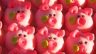 Schweine mit Kleeblatt im Mund als Glücksbringer  | Bild: picture-alliance/dpa