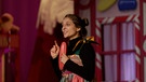 Eine Schauspielerin während der Hänsel-und-Gretel Premiere Theater Coburg. | Bild: BR