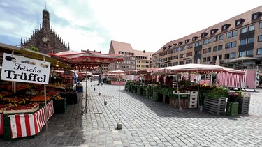 Hauptmarkt Nürnberg, Frauenkirche und Obststände. | Bild: BR