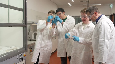 Schüler bei der Forschung im Labor. | Bild: BR