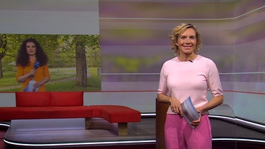 Julia Büchler moderiert die Frankenschau aktuell und Rika Dechant ist im Hintergrund bereit, dass Wetter zu präsentieren. | Bild: BR