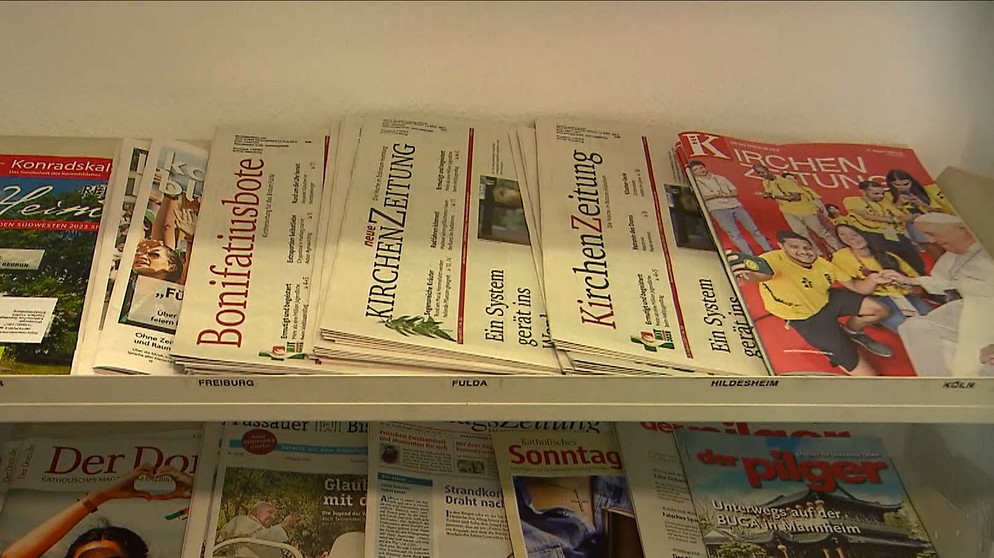 Kirchenzeitungen nebeneinander. | Bild: BR