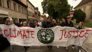 Personen tragen ein Klimademo-Banner. | Bild: BR