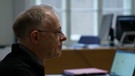 Jesuiten-Pater Artl im Gerichtssaal bei seinem Prozess. | Bild: BR
