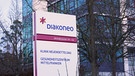 Das Eingangsschild samt Klinik-Logo an der Diakoneo-Klinik in Neuendettelsau. | Bild: BR