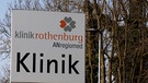 Schild der Klinik Rothenburg. | Bild: BR