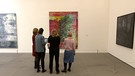 Frauen schauen sich Bilder in der Gerhard Richter Kunstausstellung Nürnberg an. | Bild: BR