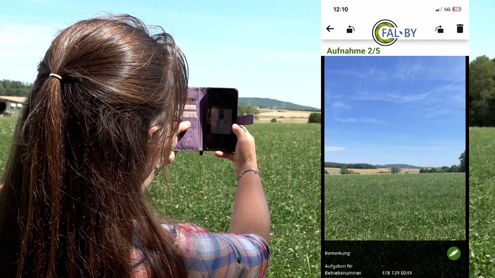 Landwirtin fotografiert ein Feld mit ihrem Smartphone | Bild: BR Fernsehen
