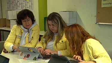 Drei Frauen in gelber Jeansjacke. | Bild: BR