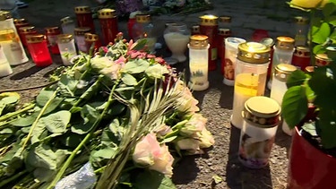 Gedenkkerzen nach dem Mord eines Jugendlichen in Lohr am Main. | Bild: BR Fernsehen