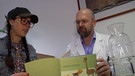 Prod. André Hörning und Jennifer Hetzel lesen im Medizin-Bilderbuch für Kinder. | Bild: BR