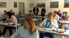 Menschen in einem Unterrichtsraum | Bild: BR Fernsehen