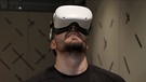 Ein Mann trägt eine VR-Brille. | Bild: BR