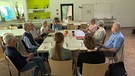 Mitarbeiter des Kirchentags bei einer Besprechung | Bild: BR Fernsehen