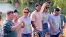 Ein Gruppenbild nach dem Fotoshooting für die neuen "OneDay" T-Shirt Reihe. | Bild: BR