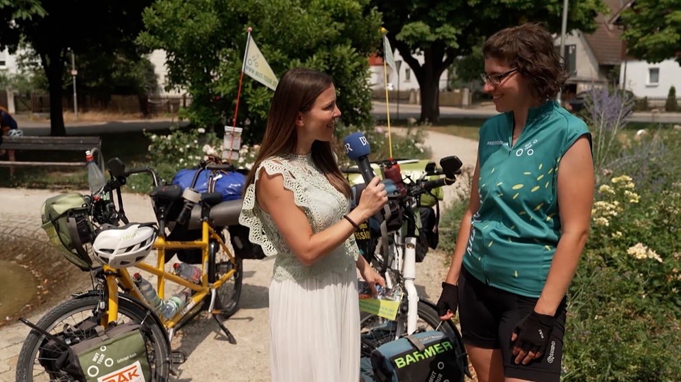 Sandra Jozipovic interviewt Teilnehmerin der Mut-Tour. | Bild: BR