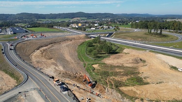 Nach gut drei Jahren Bauzeit ist der erneuerte Autobahnabschnitt bei Thurnau wieder freigegeben worden. | Bild: BR