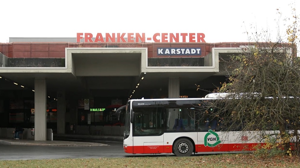 Bus fährt an Franken-Center vorbei. | Bild: BR
