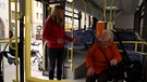 Eine Seniorin nimmt am Fahrgast-Training teil. | Bild: BR