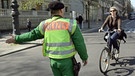 Polizist mit Radfahrerin | Bild: picture-alliance/dpa