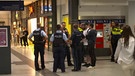 Polizisten im Nürnberger Hauptbahnhof | Bild: BR Fernsehen
