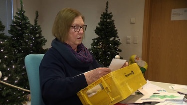 Rosemarie Schotte im bayerischen Weihnachtspostamt in Himmelstadt. | Bild: BR