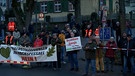 Demonstrierende in Lohr am Main vor dem Politischen Aschermittwoch der Grünen. | Bild: BR