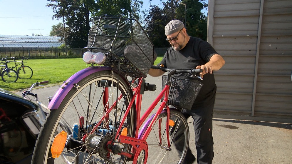 Georg Herzog hat seine Leidenschaft zum Beruf gemacht – mit einem mobilen Reparaturservice für Fahrräder. | Bild: BR