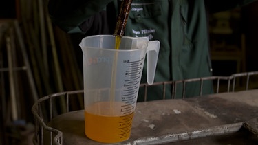 Das Rapsöl wird abgefüllt um danach in einen Schlepper als Treibstoff gefüllt zu werden. | Bild: BR