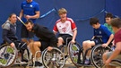 Beim Rollstuhlbasketball mit Nürnberger Schülern und 2 Profi-Sportlerinnen. | Bild: BR