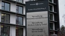 Schild mit der Aufschrift "Verwaltung Regiomed-Kliniken" vor eine Gebäude | Bild: BR