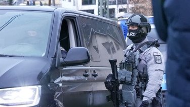 Polizeiaufgebot vor Gericht in Frankfurt. | Bild: BR