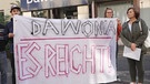 Demonstrantinnen und Demonstranten halten Plakat mit der Aufschrift "Dawonia, es reicht!" hoch. | Bild: BR
