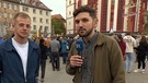 Pirmin Breninek interviewt Aktivista bei der Solidaritätsdemo in Würzburg. | Bild: BR