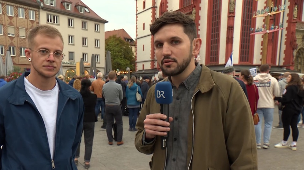 Pirmin Breninek interviewt Aktivista bei der Solidaritätsdemo in Würzburg. | Bild: BR