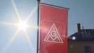 Fahne mit IG Metall Logo weht im Sonnenlicht. | Bild: BR