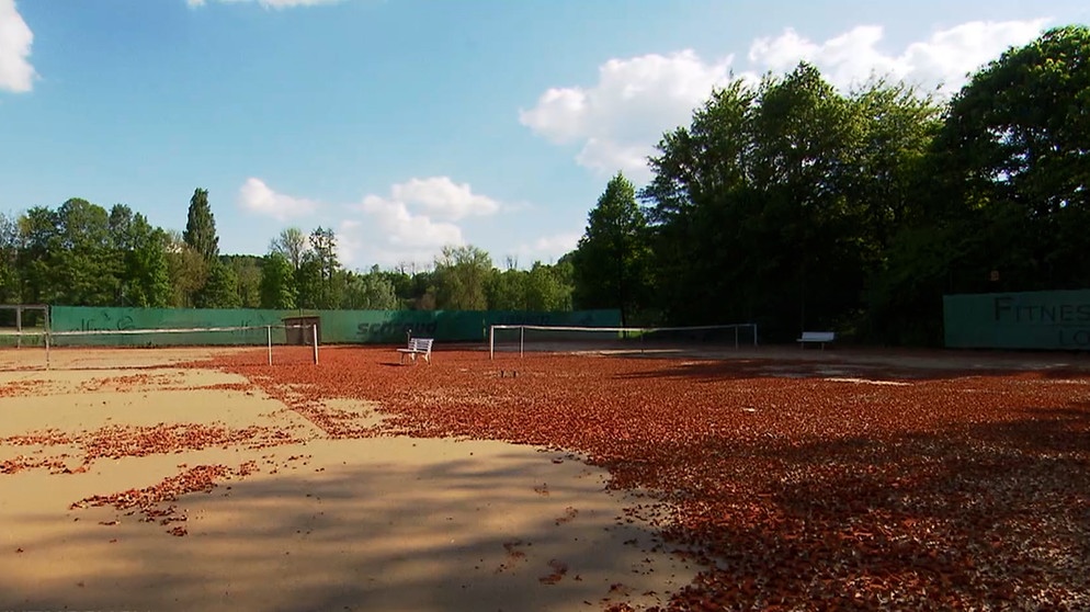 Beschädigte Tennisplätze des ATC Arnstein. | Bild: BR