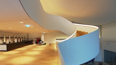 Das neue Treppenhaus des Mainfranken Theaters | Bild: BR