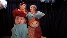 Zwei Schauspieler im Theater "Kopfüber". Sie zeigen ihre bemalten Bäuche. | Bild: BR