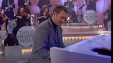 Thilo Wolf spielt bei der ersten Sternstundengala seine Sternstunden-Melodie. | Bild: BR