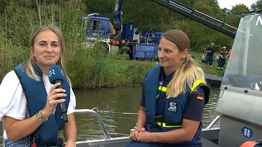 Annelena Sippl und Annelie Schiller auf dem Boot des THW kurz vor dem Übungsbeginn in Feuchtwangen. | Bild: BR
