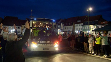 Bus fährt in Bad Königshofen ein. | Bild: BR