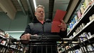 Tobias Burkert ist beim Einkaufen und schaut, was es so an regionalen Produkten beim Supermarkt gibt. | Bild: BR