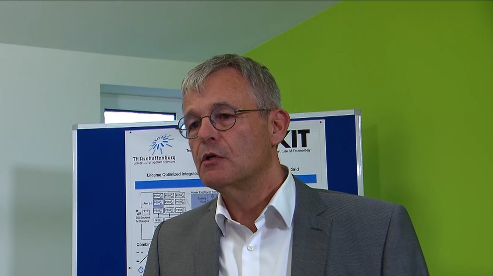 Johannes Teigelkötter, Professor für Leistungselektronik, wird von Katrin Küx interviewt. | Bild: BR