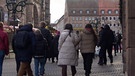 Die Nürnberger Innenstadt ist am 27.12.23 wieder voll von Menschen, die Dinge umtauschen oder Weihnachtsgeschenke ausgeben wollen. | Bild: BR