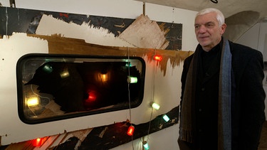 Künstler Udo Breitenbach zeigt seine Kunstwerke, die er mittels "Upcycling" gefertigt hat. | Bild: BR