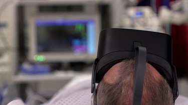 Ein Patient trägt eine VR-Brille, während der Narkose um ihn abzulenken. | Bild: BR