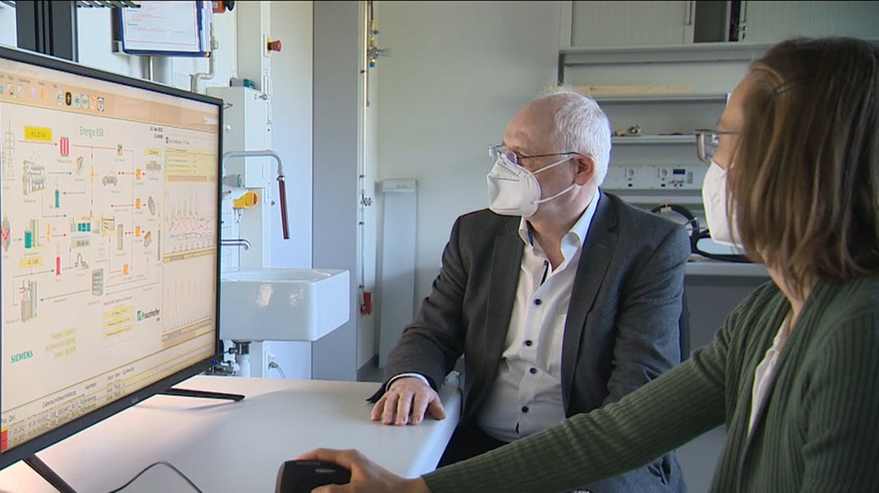 Richard Öchsner forscht mit anderen wissenschaftlichen Arbeitern an der Speicherung von Strom am Fraunhofer Institut. | Bild: BR